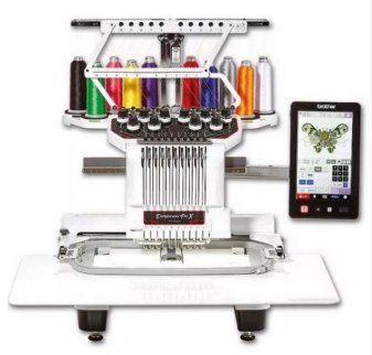 Brother PR1055X, desetijehlový vyšívací automat s barevným LCD displejem. Vyšívá monogramy, malé a velké projekty až po velikost 360x360 mm. Vyšívá i na čepice. A hravě zvládne velké firemní zakázky.