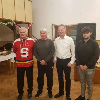 Hokejista Jaroslav Radvanovský, brankář Dominik Hašek a junior manažer Tomáš Švarc