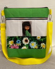 crossbody dívka s květinama