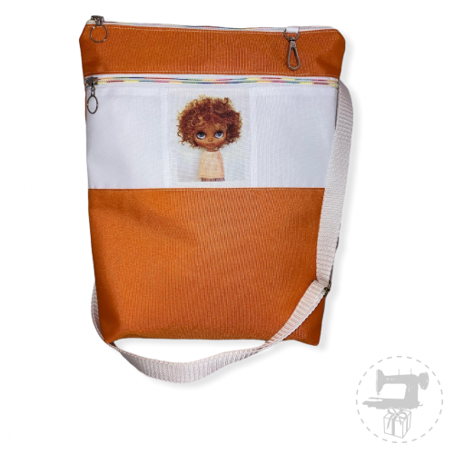 crossbody zrzavá kudrnatá holka