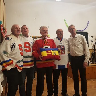 Hokejisti. Pavel Richtr, Standa Hajdušek, Jarda Radvanovský-oslavenec, Jirka Holeček a Dominik Hašek